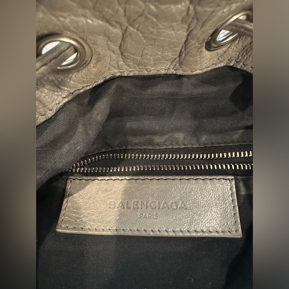 BALENCIAGA ash gray bucket tote with leather studding - Picture 4 of 4
